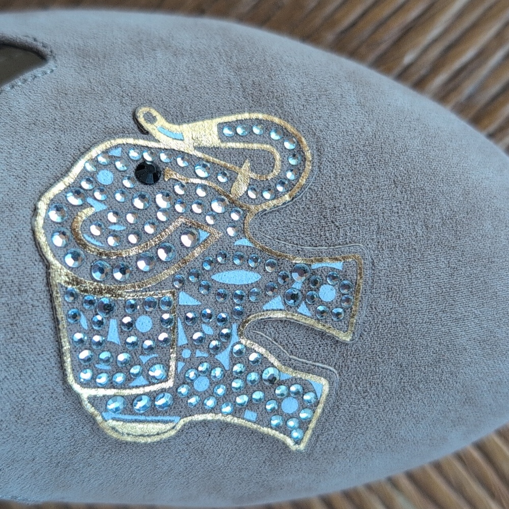 C'est 1946 Taupe Gray Suede Flats Sz 8, Rhinestone Elephant Accents, Like New - Picture 5 of 8